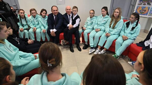 Госсекретарь Союзного государства Дмитрий Мезенцев навестил детей из Донецка в лагере Дубрава - Sputnik Беларусь
