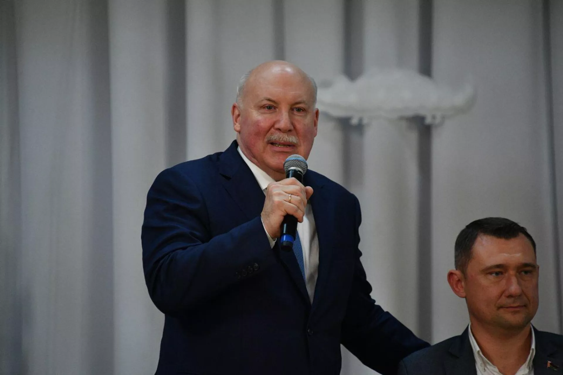 Госсекретарь Союзного государства Дмитрий Мезенцев навестил детей из Донецка в лагере Дубрава - Sputnik Беларусь, 1920, 25.10.2022