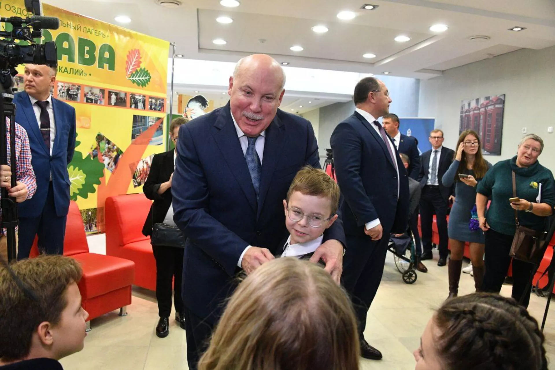 Госсекретарь Союзного государства Дмитрий Мезенцев навестил детей из Донецка в лагере Дубрава - Sputnik Беларусь, 1920, 25.10.2022