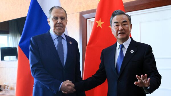 Министр иностранных дел РФ Сергей Лавров (слева) и министр иностранных дел Китая Ван И  - Sputnik Беларусь