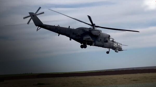 Боевой маневр в воздухе: вертолет Ми-35 уходит от ракеты ― видео - Sputnik Беларусь