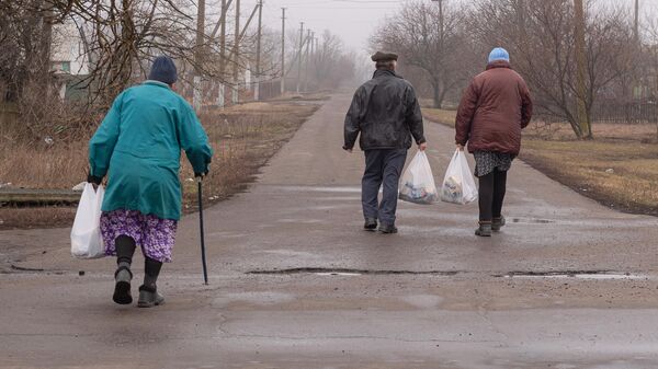 Сельские жители с пакетами продуктов - Sputnik Беларусь