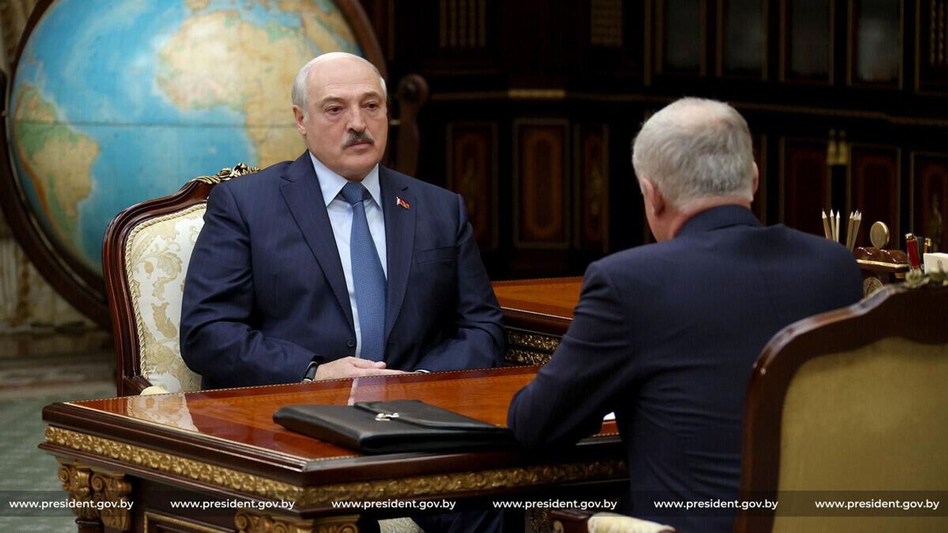 Президент Беларуси Александр Лукашенко 1 ноября на встрече с генсеком ОДКБ Станиславом Засем - Sputnik Беларусь, 1920, 01.11.2022