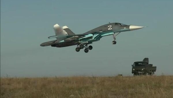 Истребители Су-34 на боевом дежурстве в зоне спецоперации ― видео - Sputnik Беларусь
