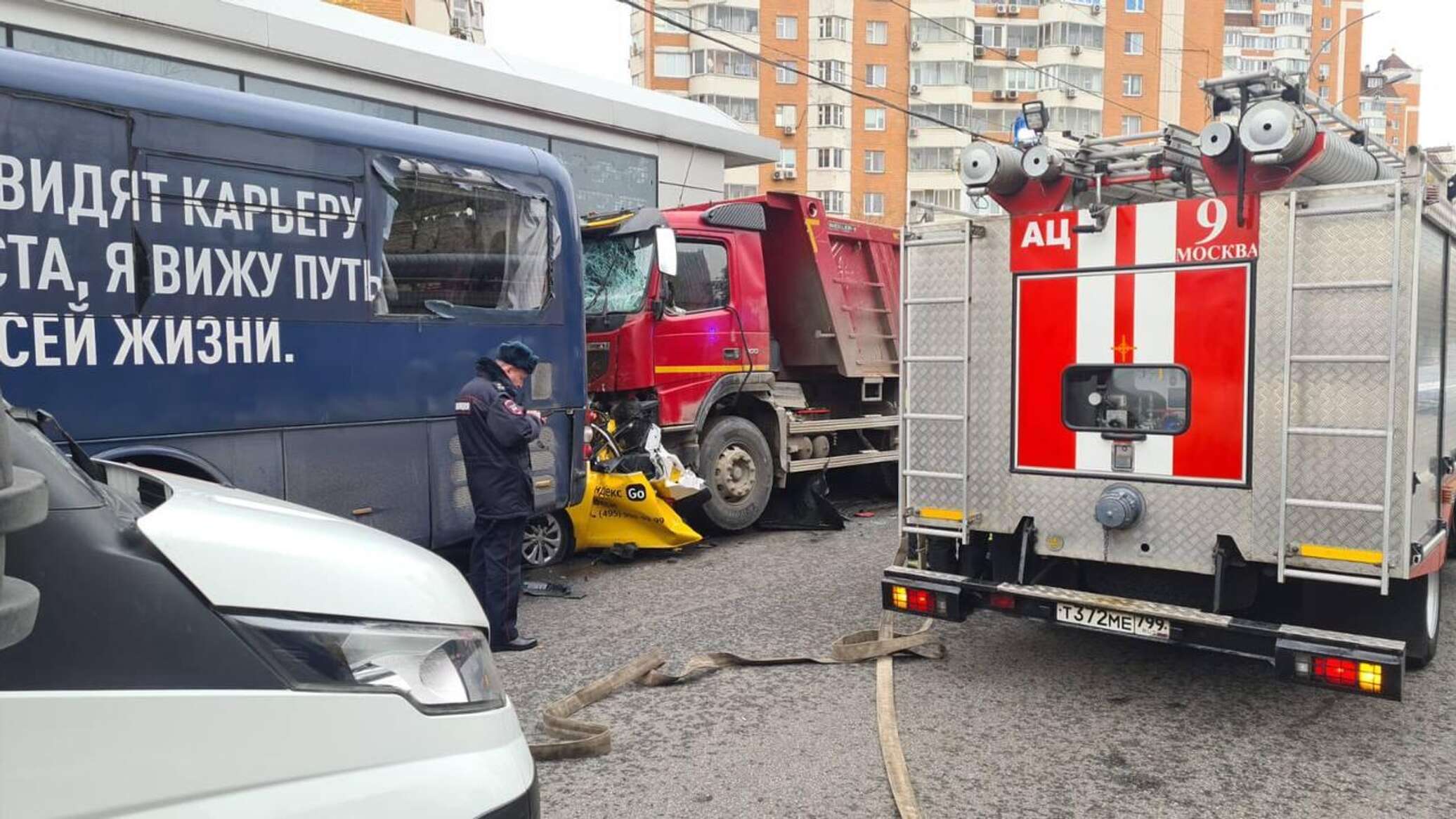 Камаз влетел в такси