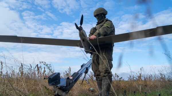 Военнослужащий ВС РФ запускает разведывательный беспилотный летательный аппарат - Sputnik Беларусь