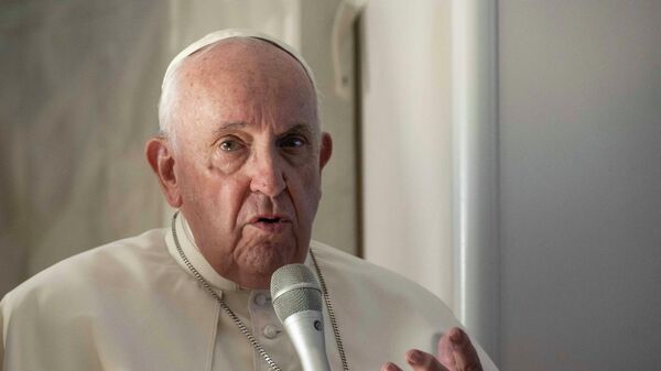 Папа Римский отвечает на вопросы репортеров  - Sputnik Беларусь
