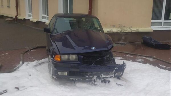 Сотрудники МЧС спасли водителя BMW, врезавшегося в дом в Гродно – видео - Sputnik Беларусь