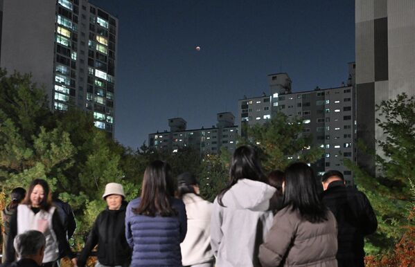 Люди наблюдают за кровавой луной во время полного лунного затмения недалеко от Сеула. - Sputnik Беларусь