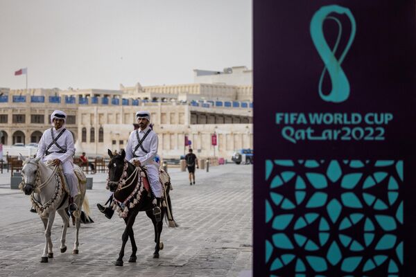 Конные охранники патрулируют возле плакатов FIFA на рынке в Дохе. - Sputnik Беларусь