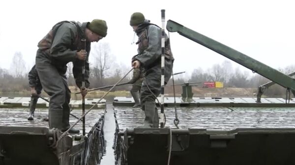 Еще один понтонный мост установили военные в Беларуси ― видео - Sputnik Беларусь