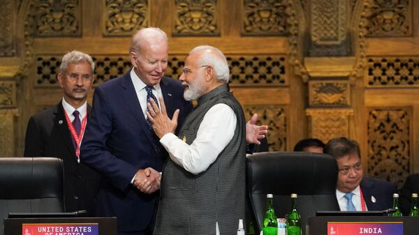 Президент США Джо Байден и премьер-министр Индии Нарендра Моди на саммите G20 в Индонезии  - Sputnik Беларусь