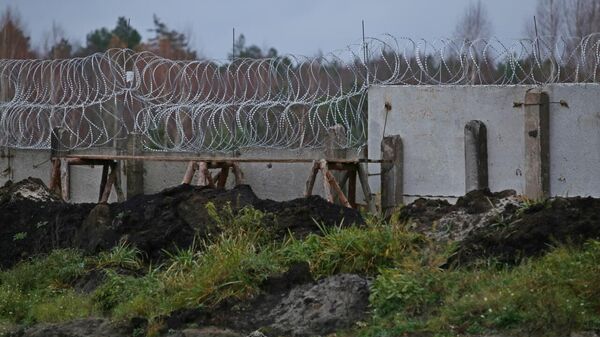 Украина строит железобетонный забор на границе с Беларусью ― видео - Sputnik Беларусь