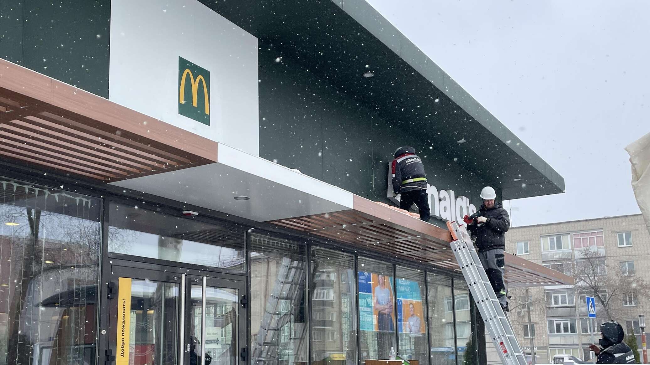 Уходит легенда: в Гомеле демонтируют вывеску \"МакДональдс\" - видео - 18 ...
