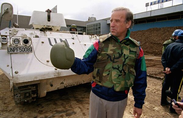 9 апреля 1993 года сенатор Джо Байден перед бронетранспортером в аэропорту Сараево.Байден выступал против войны в Персидском заливе, но за войну в Боснии и бомбежку Сербии. Также известно, что он активно лоббировал договор о стратегических наступательных вооружениях СНВ-2, подписанный Джимми Картером и Леонидом Брежневым в Вене в июле 1979 года. - Sputnik Беларусь