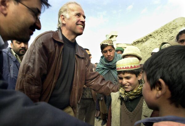 Сенатор США Джозеф Байден, председатель Комитета Сената США по международным отношениям, во время посещения Кабула в 2002 году, в самом начале войны в Афганистане.Уже президент США Джо Байден в 2021 году откажется продолжать эту войну.  - Sputnik Беларусь