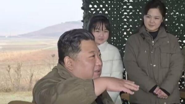 Ким Чен Ын с дочерью и женой - Sputnik Беларусь