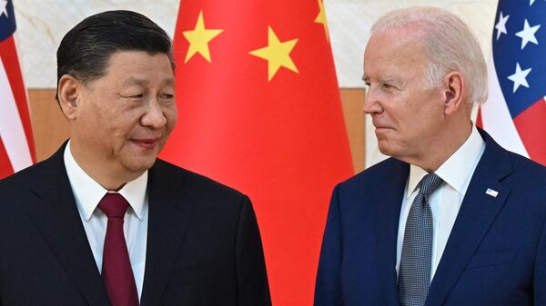 Президент США Джо Байден (справа) и председатель Китая Си Цзиньпин (слева) на полях саммита G20 на индонезийском курортном острове Бали  - Sputnik Беларусь