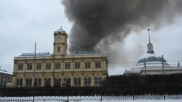 Пожар в районе Комсомольской площади в Москве  - Sputnik Беларусь