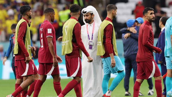 Игроки из Катара покидают поле после поражения в футбольном матче группы А ЧМ-2022 Катара против Эквадора  - Sputnik Беларусь