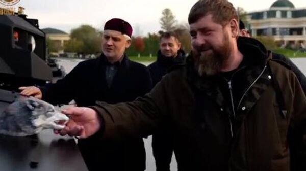 Кадыров лично проверил новую партию бронемашин для спецоперации ― видео - Sputnik Беларусь