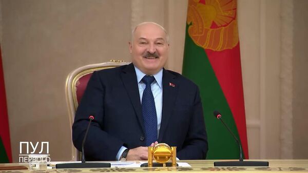 Глава Удмуртии подарил Лукашенко лыжи ― видео - Sputnik Беларусь