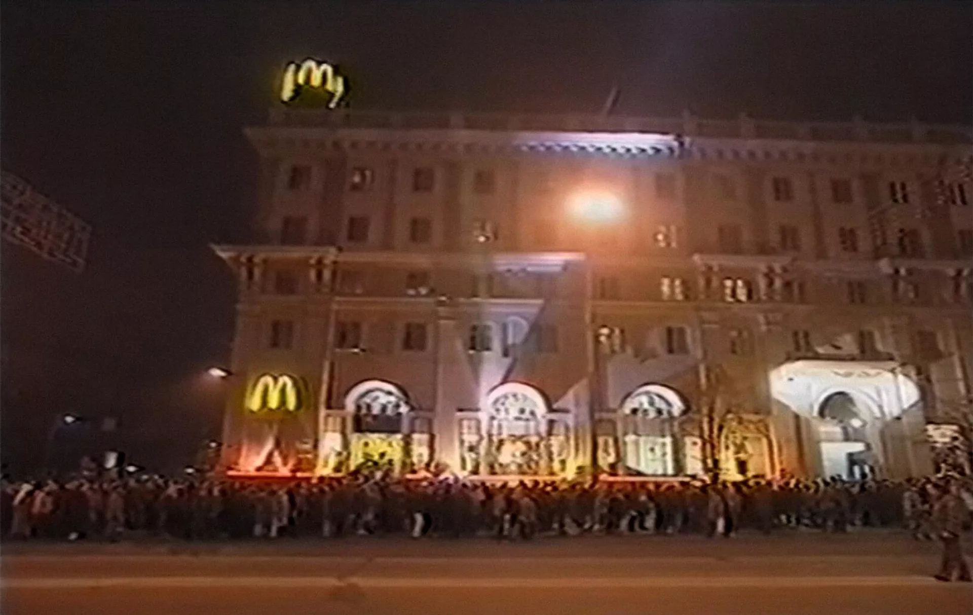 Открытие первого Макдональдс в Беларуси в 1996 году - Sputnik Беларусь, 1920, 22.11.2022