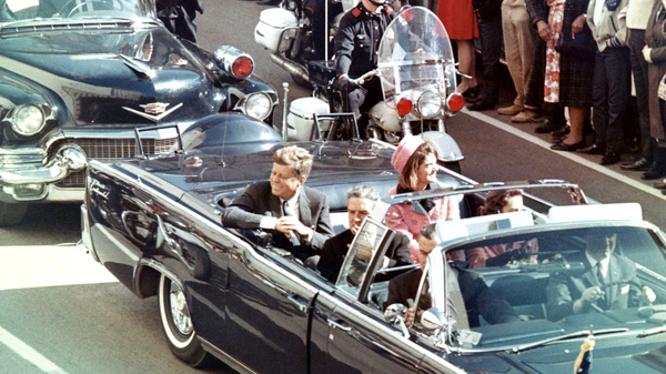 Джон Кеннеди со своей женой в лимузине за несколько минут до выстрела, 22 ноября 1963 года - Sputnik Беларусь
