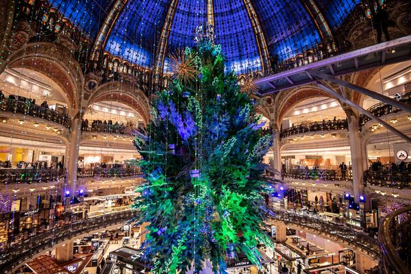 Рождественская елка в Galeries Lafayette во время открытия рождественских витрин в Париже. - Sputnik Беларусь