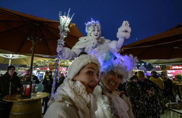 Артисты в костюмах развлекают посетителей на открытии рождественской ярмарки в Берлине. - Sputnik Беларусь