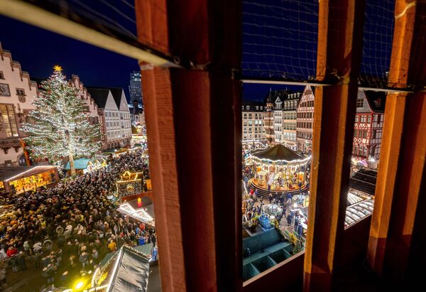 Огни освещают традиционную рождественскую ярмарку, которая открылась во Франкфурте, Германия. - Sputnik Беларусь