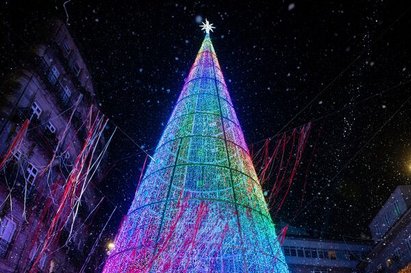 Рождественская елка на площади Порта-ду-Соль в Виго, на северо-западе Испании. - Sputnik Беларусь