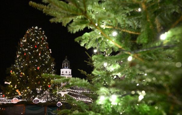 Рождественское украшение загорается на Резиденцплац в Зальцбурге. - Sputnik Беларусь