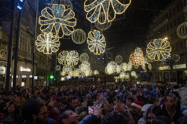 Люди собрались здесь в Виго, чтобы посмотреть на включение рождественской иллюминации. - Sputnik Беларусь