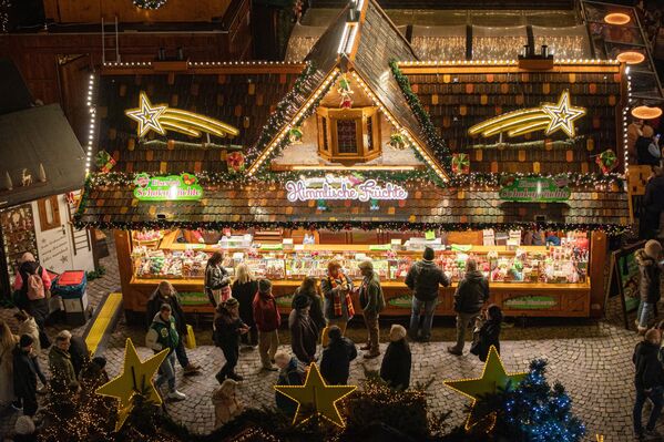 Люди на рождественской ярмарке во Франкфурте-на-Майне. Ярмарка работает с 21 ноября по 22 декабря. Это один из крупнейших и старейших рождественских базаров в Германии. - Sputnik Беларусь