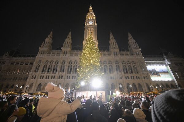 Люди посещают Wiener Christkindlmarkt, одну из самых популярных рождественских ярмарок Вены в Австрии. - Sputnik Беларусь