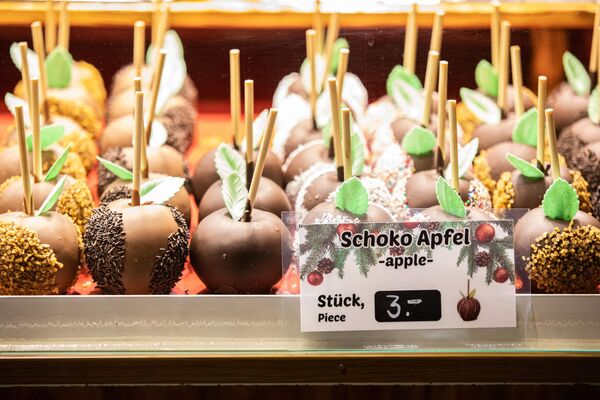 Шоколадные яблоки продаются на рождественской ярмарке во Франкфурте-на-Майне. - Sputnik Беларусь
