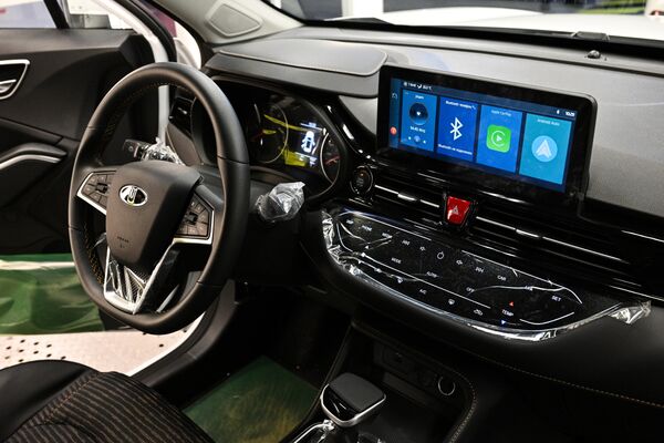 В топовых комплектациях предусмотрена мультимедиа-система с поддержкой Apple CarPlay и Android Auto. - Sputnik Беларусь