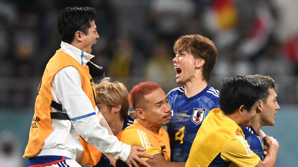 Игроки сборной Японии радуются победе над командой Германии на ЧМ - Sputnik Беларусь