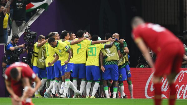 Игроки сборной Бразилии радуются забитому мячу на ЧМ в Катаре - Sputnik Беларусь