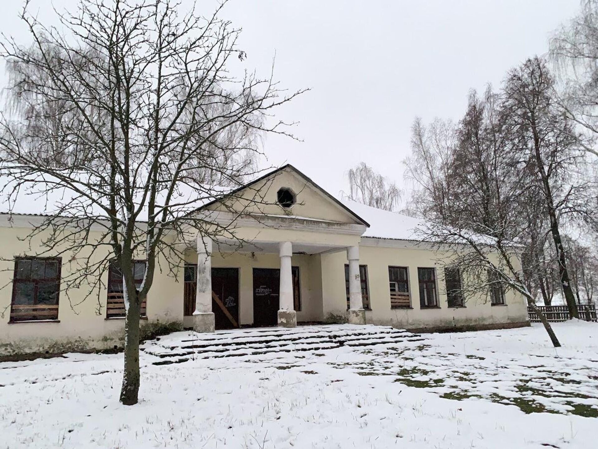 Школа в деревне Некрашевичи, где до 9 класса учился Владимир Макей, давно закрыта - Sputnik Беларусь, 1920, 28.11.2022