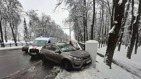 Машина врезалась в ограду возле Оперного театра - Sputnik Беларусь