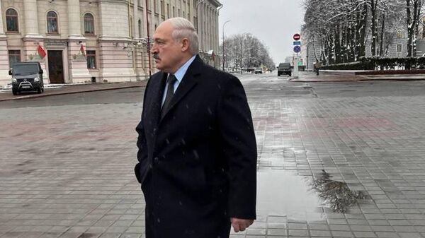 Александр Лукашенко идет на прощание с Владимиром Макеем - Sputnik Беларусь