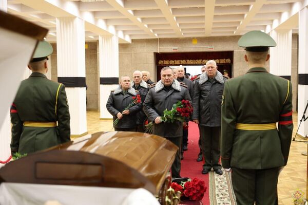 Министр обороны Виктор Хренин на церемонии прощания с Владимиром Макеем - Sputnik Беларусь