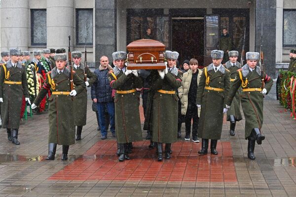 Гроб с телом Владимира Макея выносят из Дома офицеров - Sputnik Беларусь