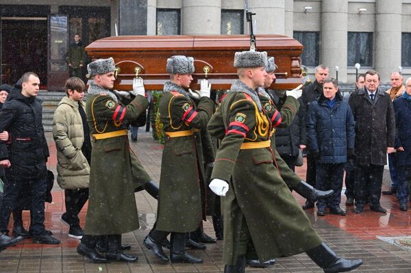 Гроб с телом Владимира Макея выносят из Дома офицеров - Sputnik Беларусь