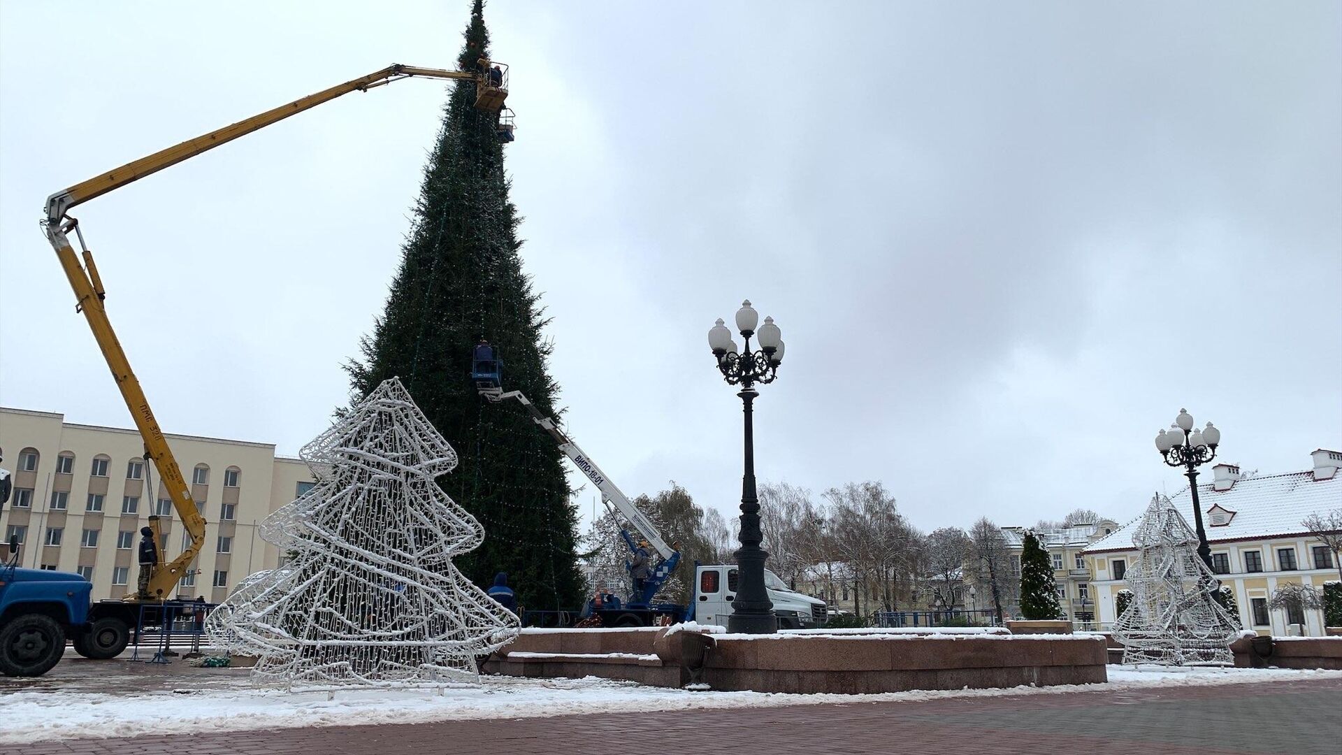 В Гродно установили главные елки на центральных площадях - Sputnik Беларусь, 1920, 29.11.2022