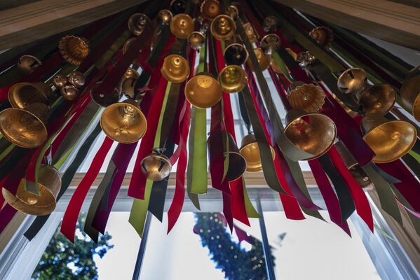 Рождественские украшения висят в окне Зеленой комнаты. - Sputnik Беларусь