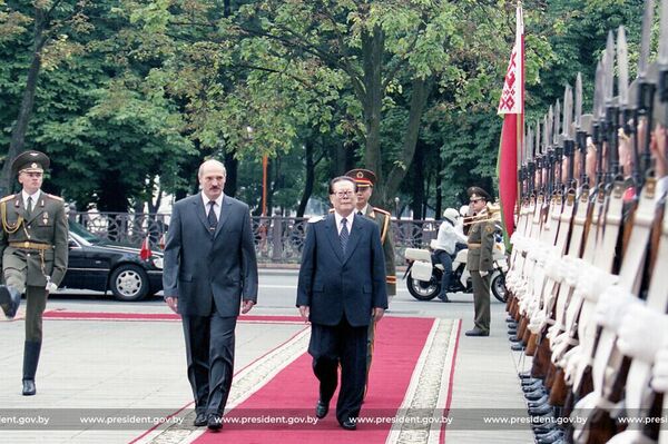 Государственный визит Председателя КНР Цзян Цзэминя в Беларусь 18-19 июля 2001 года - Sputnik Беларусь