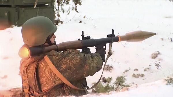 Тактическая подготовка российских военных на полигоне в Беларуси ― видео - Sputnik Беларусь